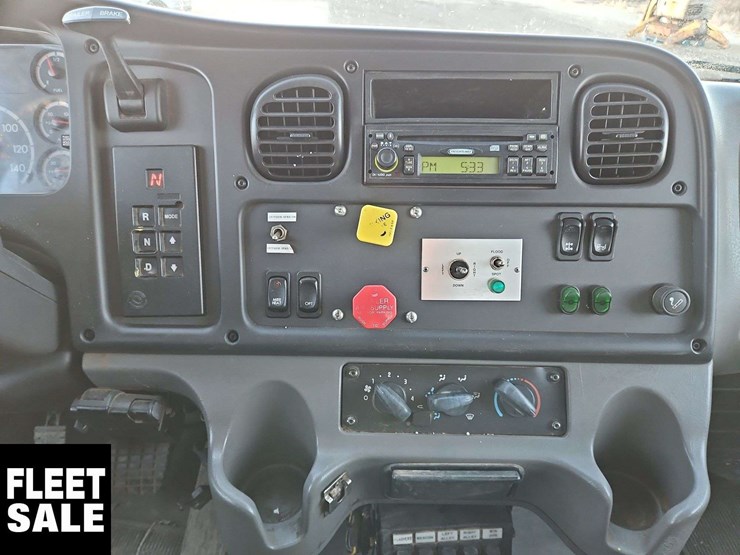 2005-freightliner-m2-106-image-21