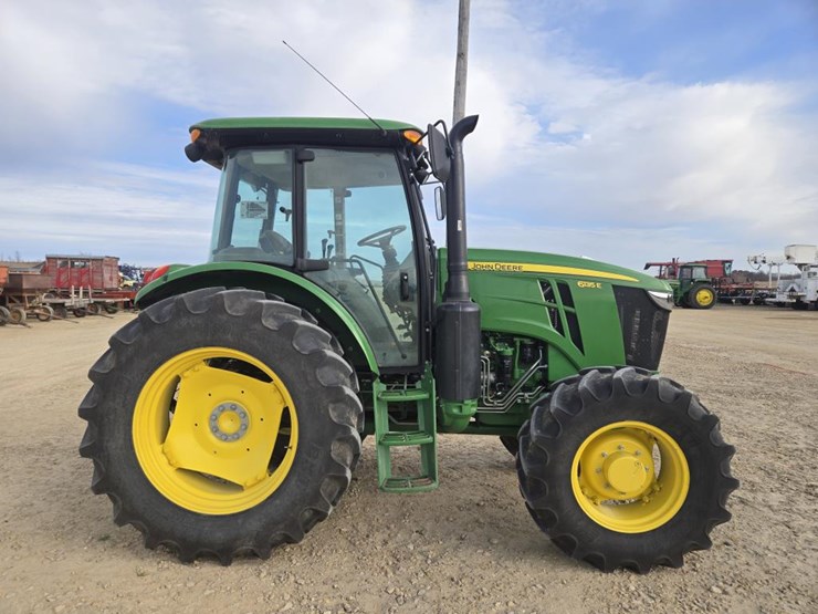 2022-john-deere-6135e-image-4