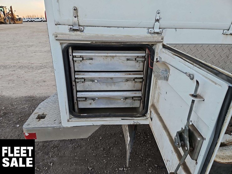 2005-freightliner-m2-106-image-38