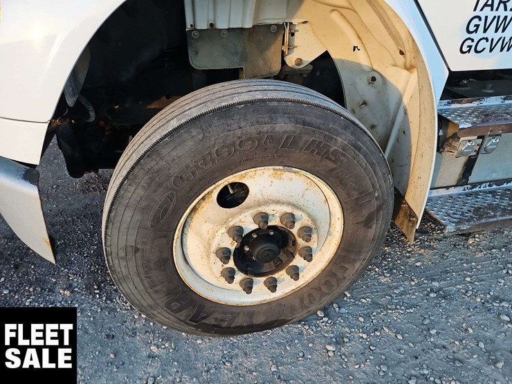 2005-freightliner-m2-106-image-10