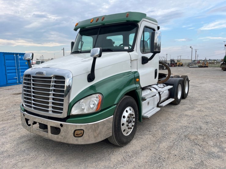 2015-freightliner-cascadia-daycab-image-1