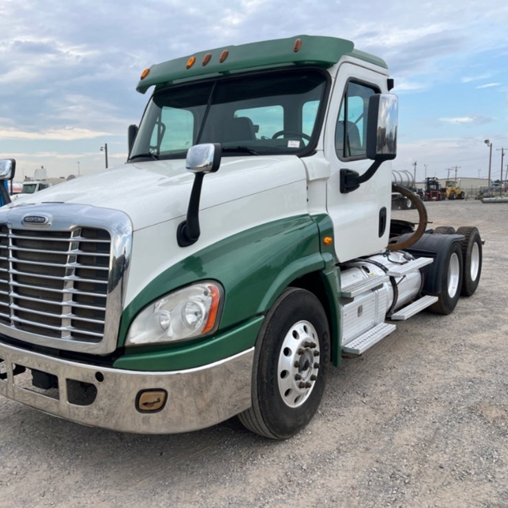 2015 FREIGHTLINER CASCADIA DAYCAB