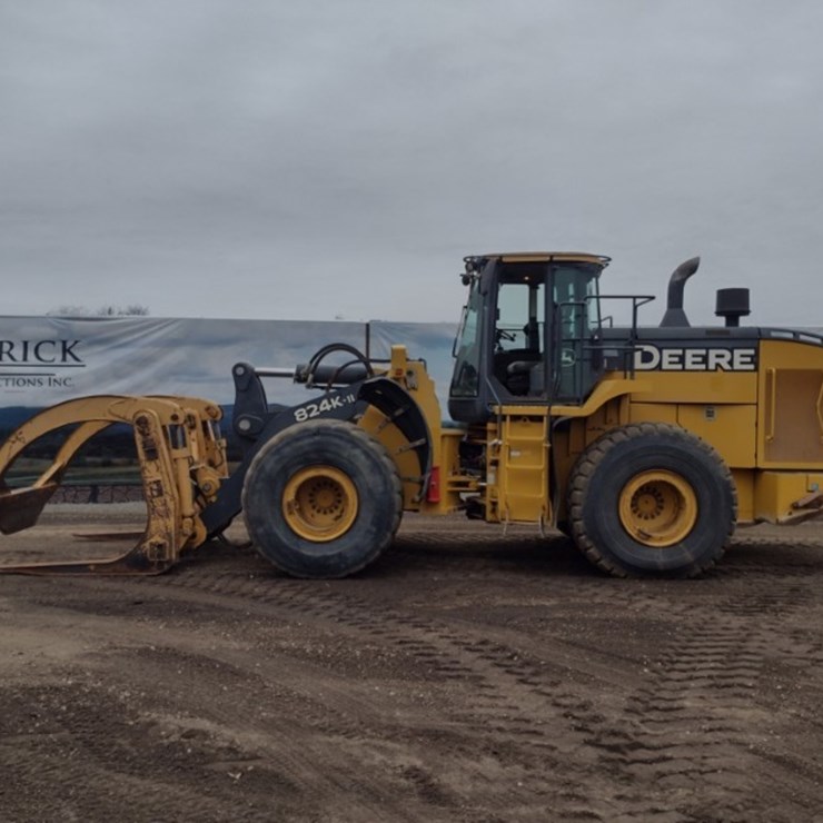 19 DEERE 824K