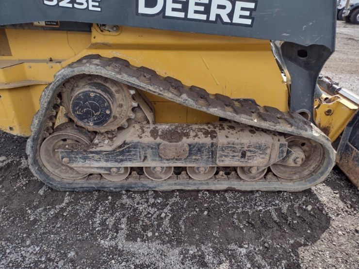 18-deere-323e-image-27