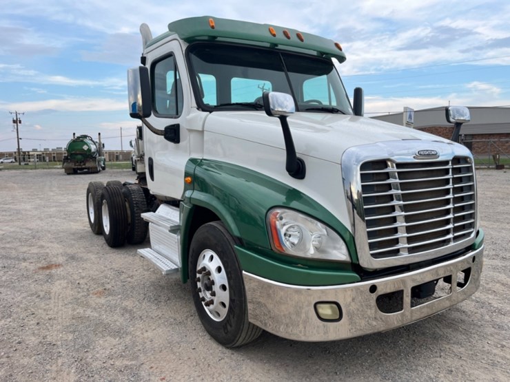 2015-freightliner-cascadia-daycab-image-3