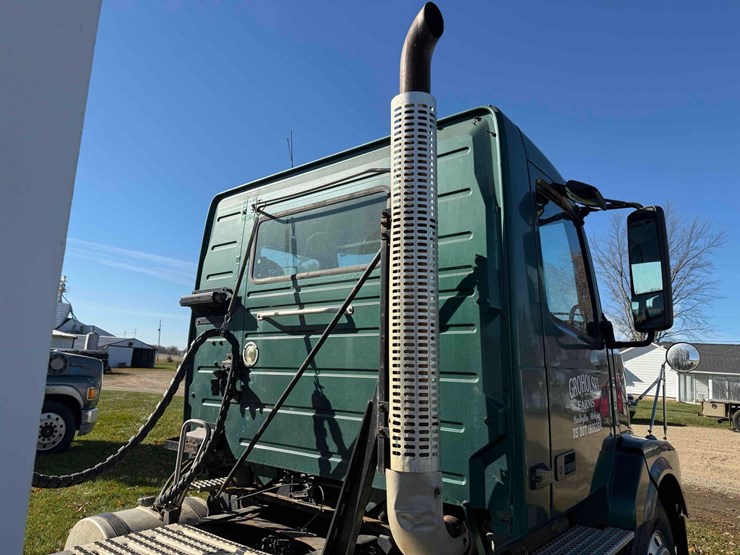 volvo-d13-semi-image-21