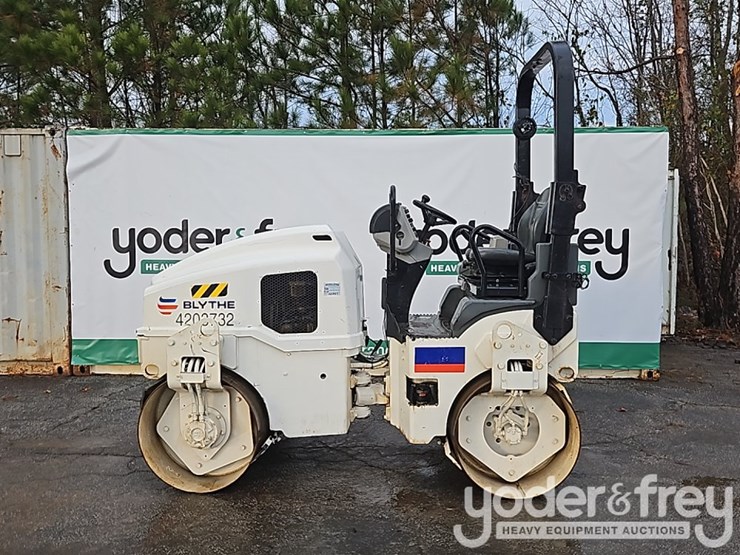 2014-caterpillar-cb24b-image-2