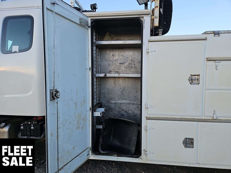 2005-freightliner-m2-106-image-40