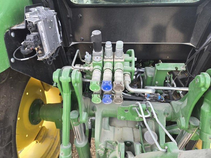 2022-john-deere-6135e-image-17