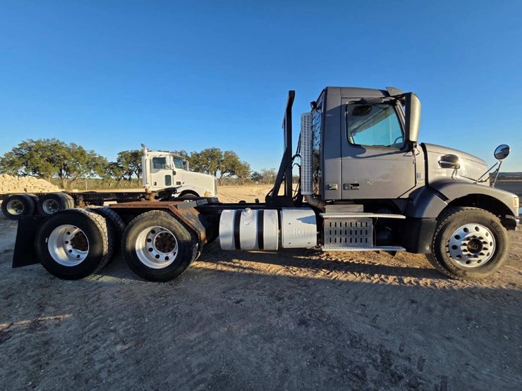 2014-volvo-10-image-2