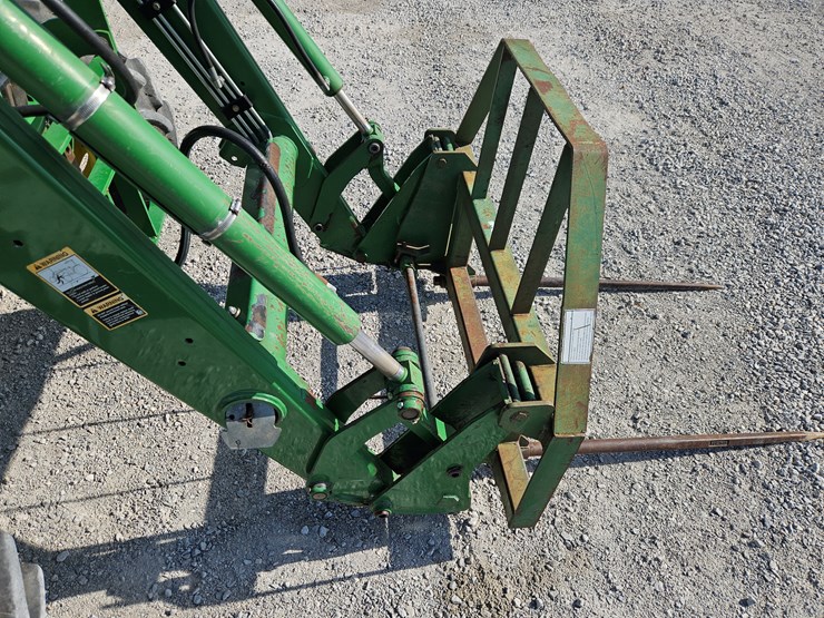 2011-john-deere-6100d-image-23