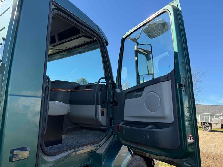 volvo-d13-semi-image-37