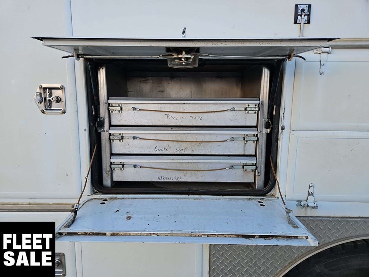 2005-freightliner-m2-106-image-43