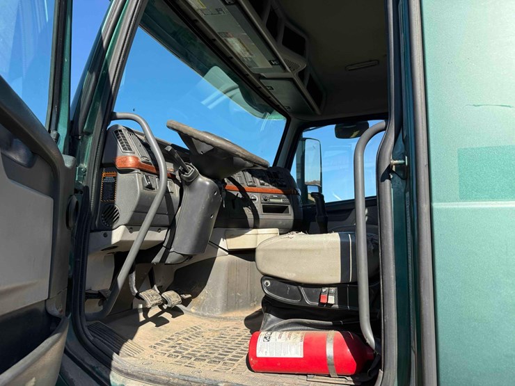 volvo-d13-semi-image-30