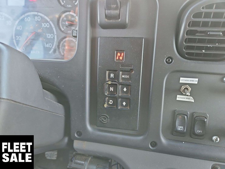 2005-freightliner-m2-106-image-22