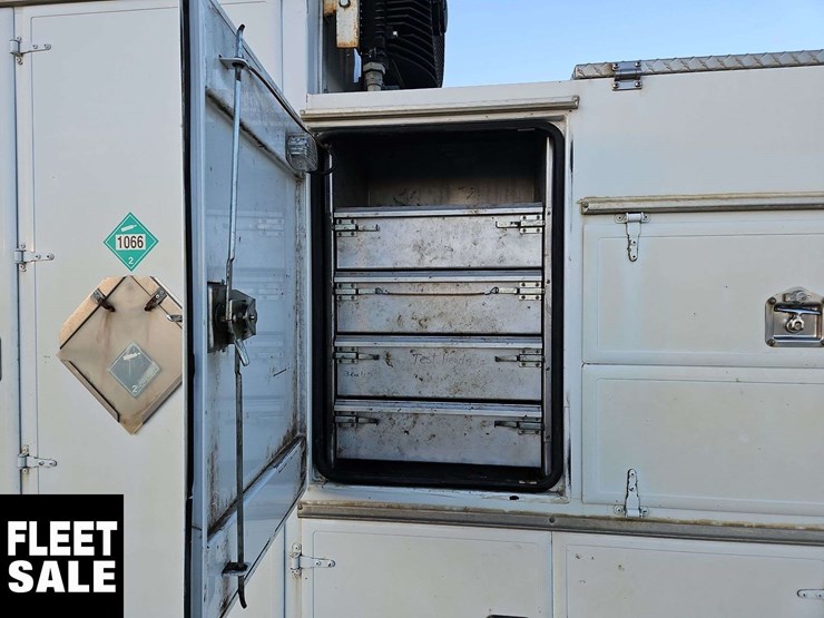 2005-freightliner-m2-106-image-41