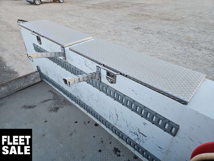 2005-freightliner-m2-106-image-53