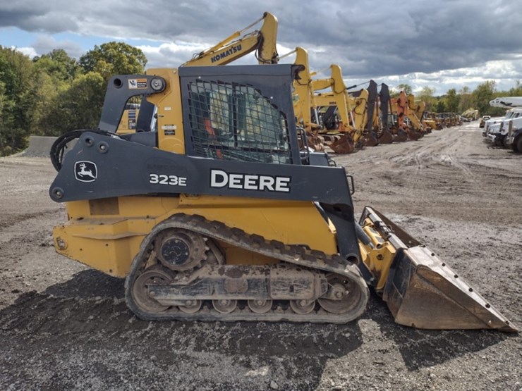 18-deere-323e-image-3