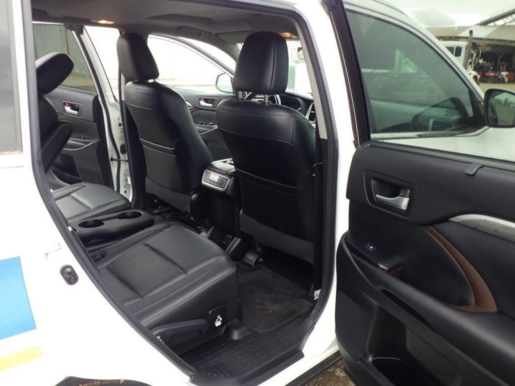 2017-toyota-highlander-image-8