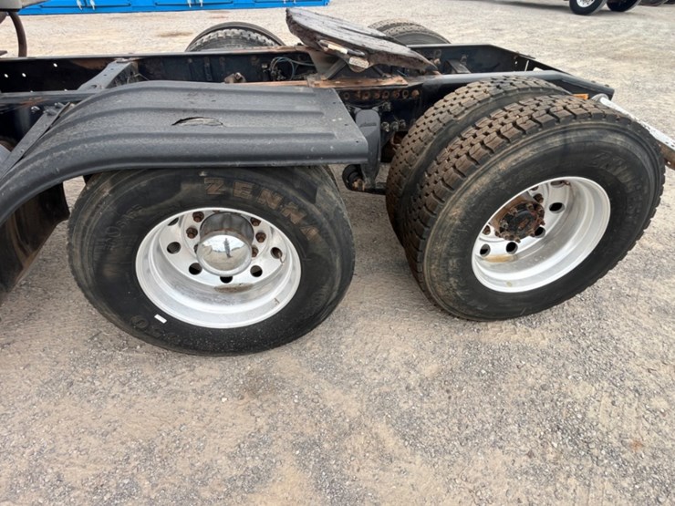 2015-freightliner-cascadia-daycab-image-11