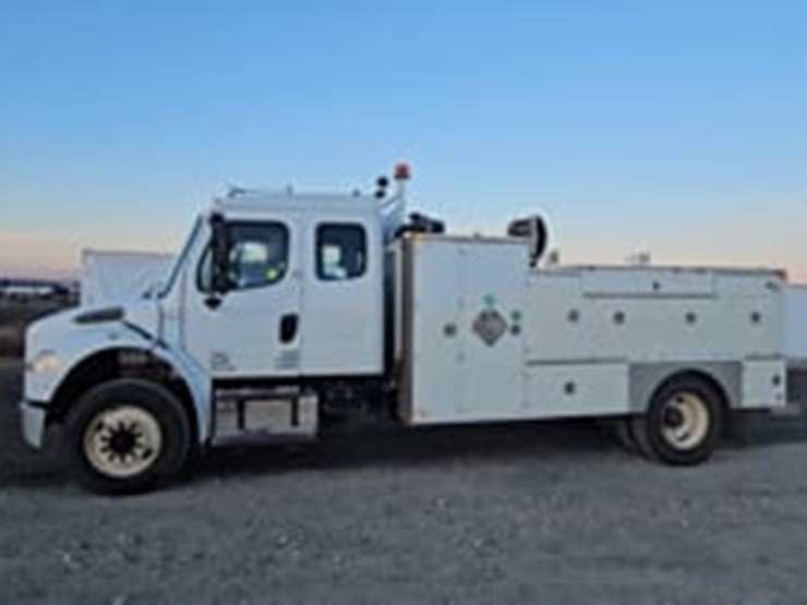 2005-freightliner-m2-106-image-5