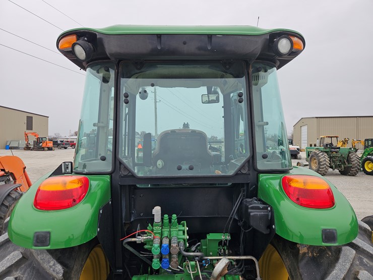 2016-john-deere-6120e-image-12