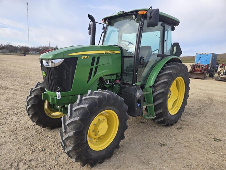 2022-john-deere-6135e-image-1