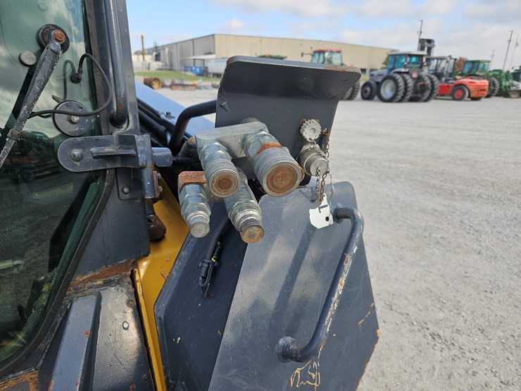 2010-deere-333d-image-6