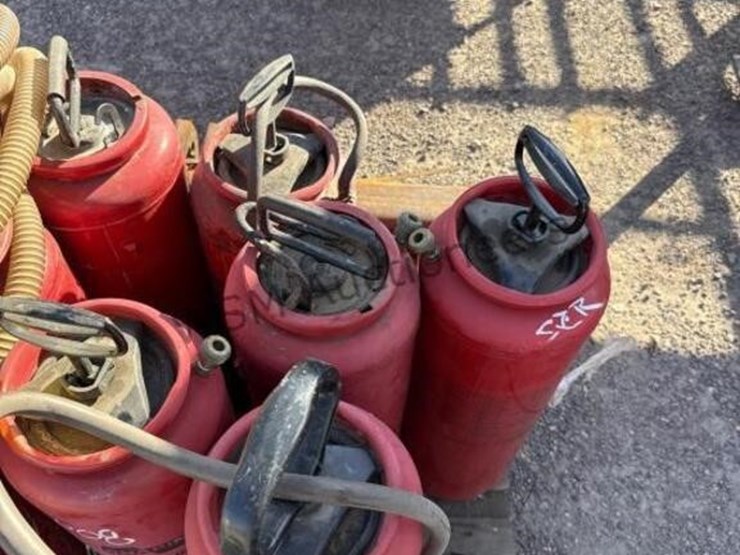 pallet-of-misc-sprayers-and-hose-image-6