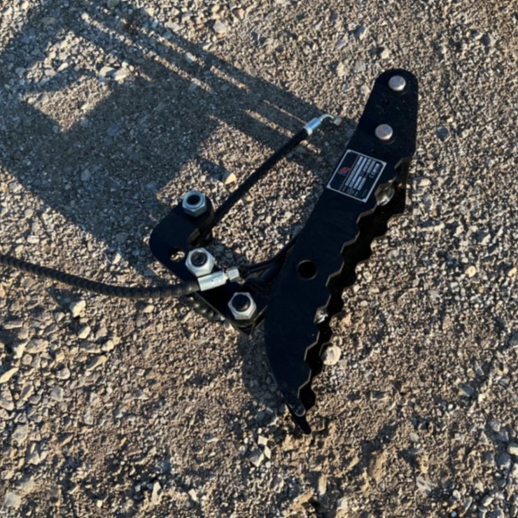 HYDRAULIC THUMB CLAMP FOR MINI EXCAVATOR