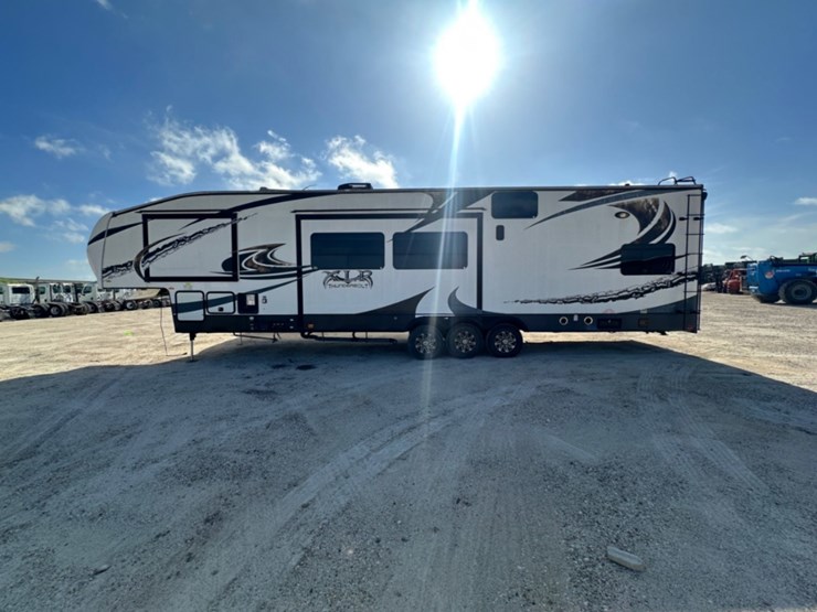 2013-xlr-thunderbolt-35x14-5th-wheel-camper-image-8