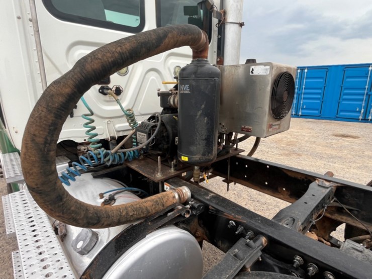 2015-freightliner-cascadia-daycab-image-17