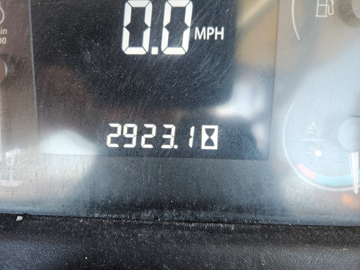 2016-john-deere-6105e-image-13