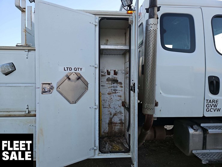 2005-freightliner-m2-106-image-32