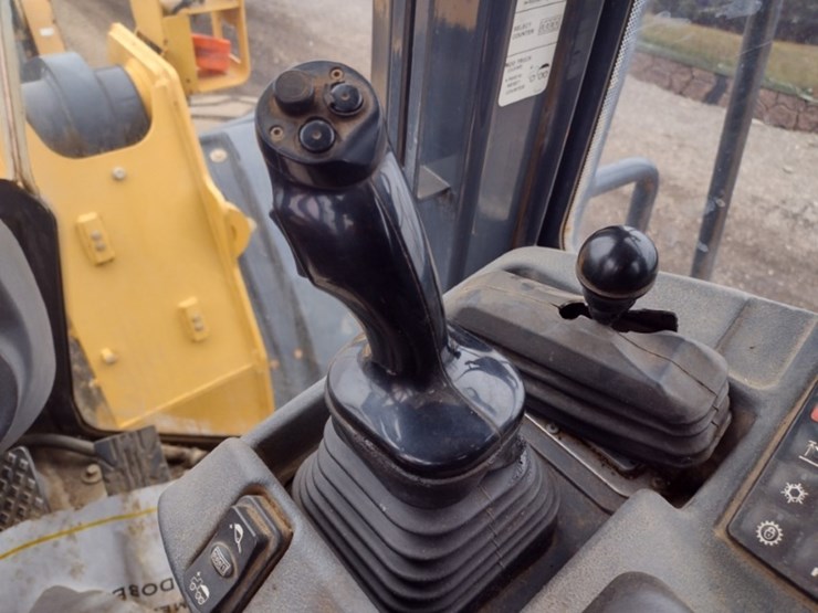 19-deere-824k-image-8