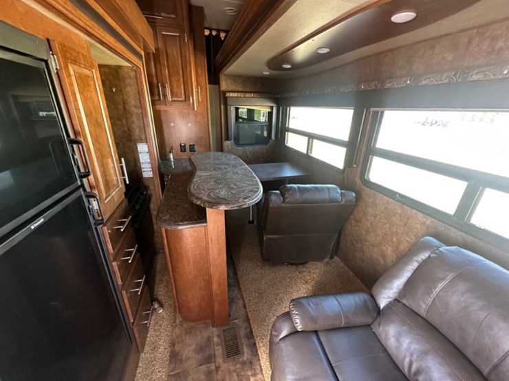2013-xlr-thunderbolt-35x14-5th-wheel-camper-image-11