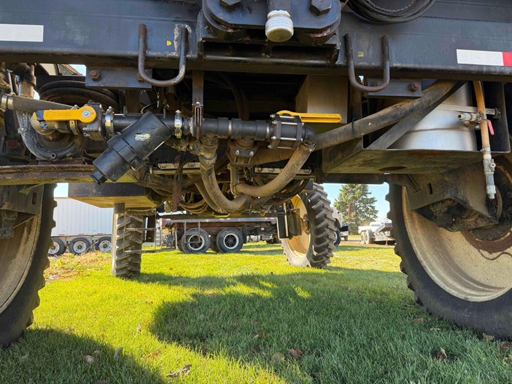 willmar-8400-sprayer-image-15