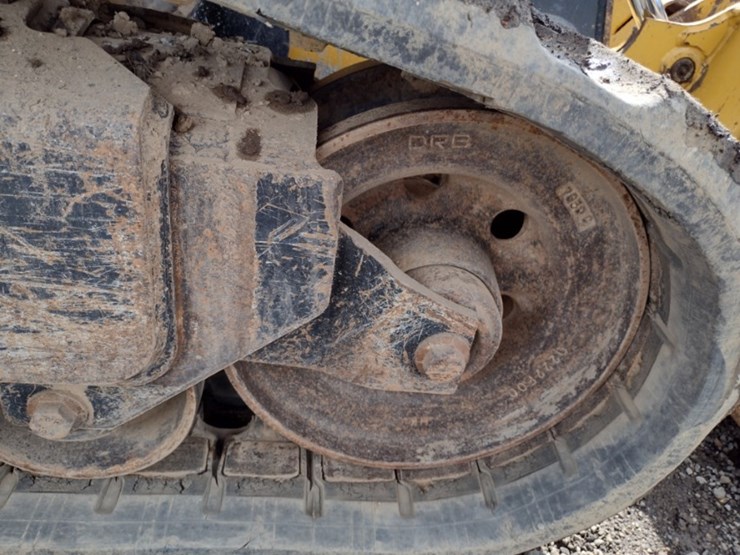 18-deere-323e-image-32