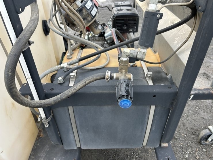 hydrotek-ss30005vs-towable-pressure-washer-image-13