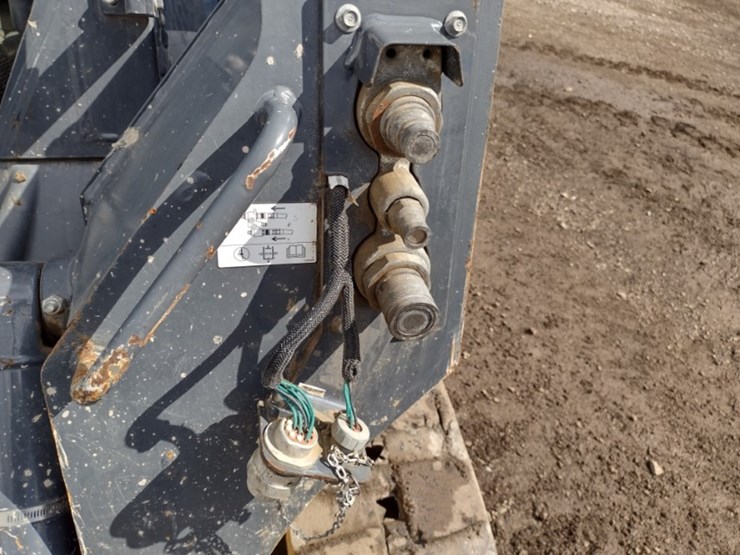 18-deere-323e-image-14