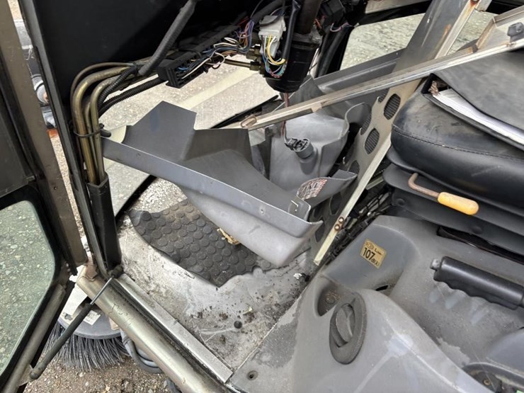 applied-sweepers-636hs-image-10