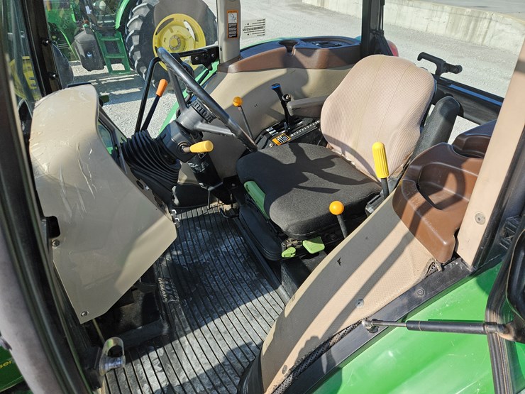 2011-john-deere-6100d-image-9