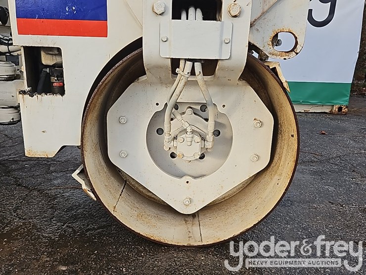 2014-caterpillar-cb24b-image-9