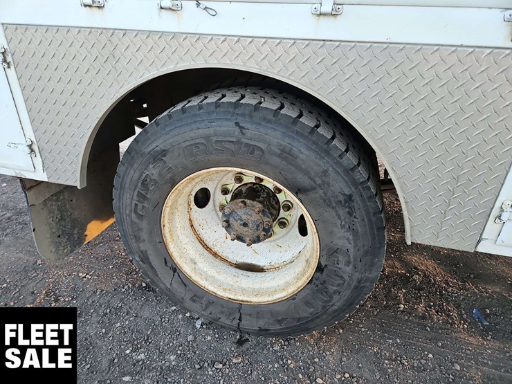 2005-freightliner-m2-106-image-12