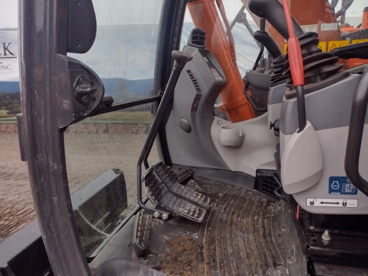 hitachi-zx135us-6-image-11