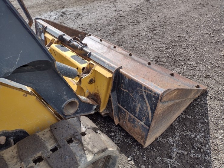 18-deere-323e-image-17