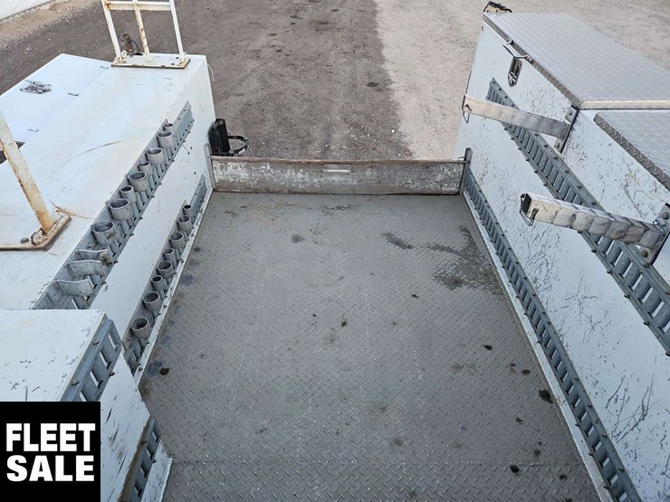 2005-freightliner-m2-106-image-54