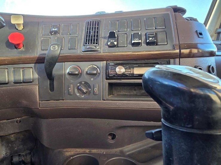 2014-volvo-10-image-9