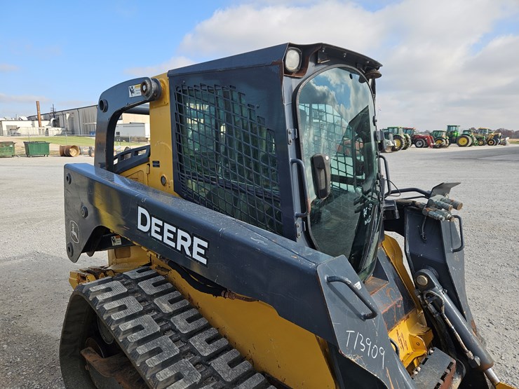 2010-deere-333d-image-23