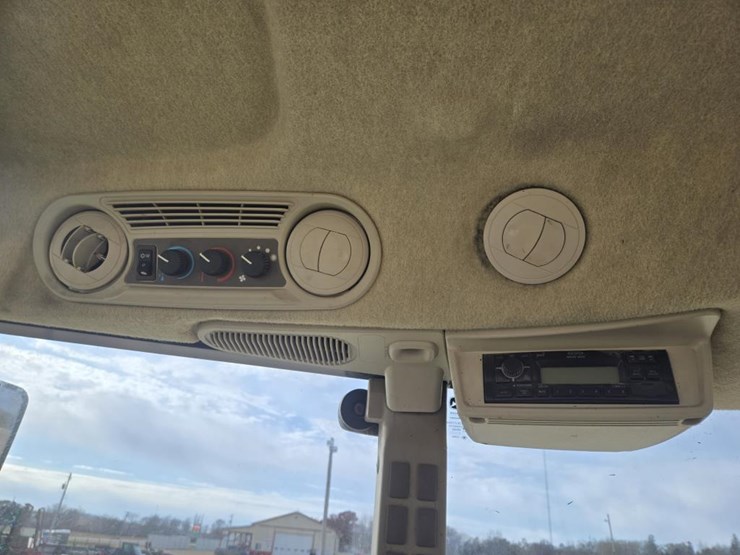 2022-john-deere-6135e-image-24